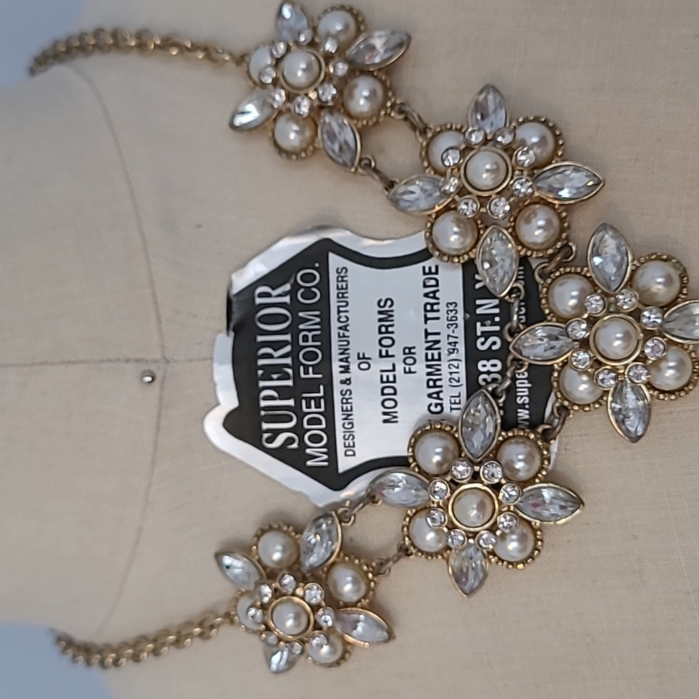 Gold tone limitation pearl flowers bib necklace sparklely